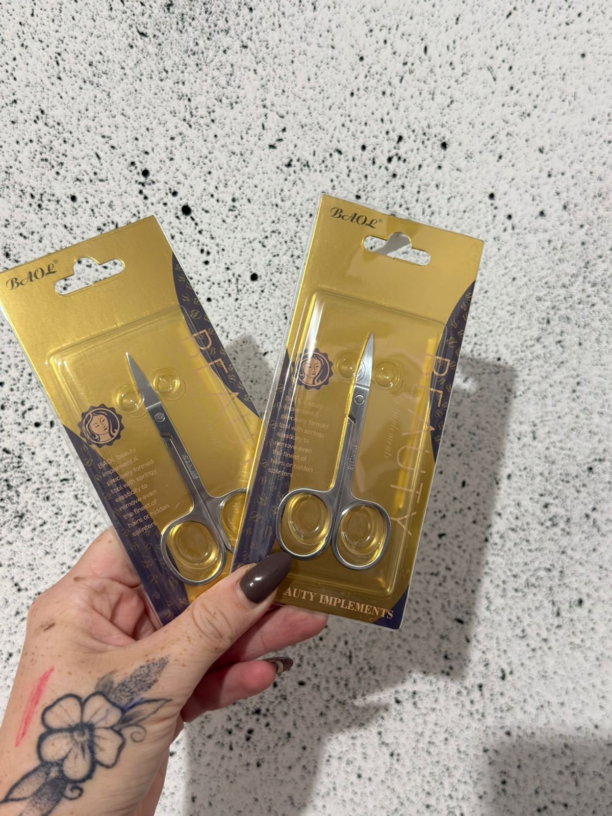 Tesoura para sobrancelhas